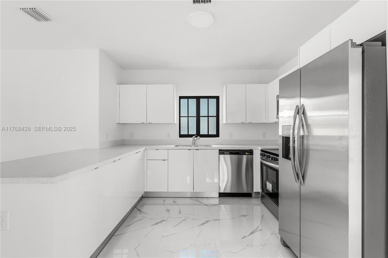 634 NW 7th St, Florida City, FL 33034 - Unit 1-2 - - Interior Photo - Image 2 of 4