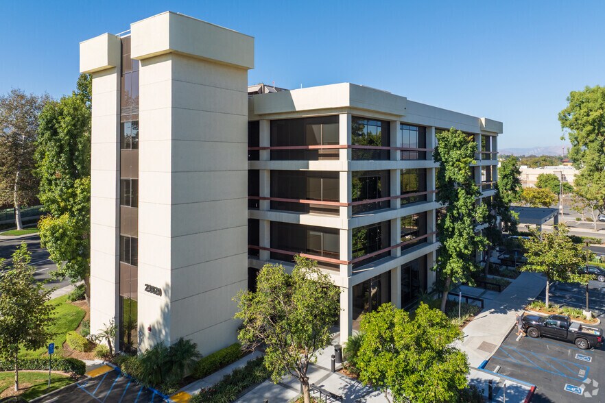 23929 Valencia Blvd, Valencia, CA à louer - Photo du bâtiment - Image 3 de 14