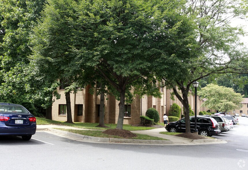 5210-5216 Lyngate Ct, Burke, VA à louer - Photo du bâtiment - Image 2 de 3