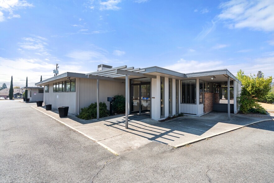 125 NE Manzanita Ave, Grants Pass, OR à vendre - Photo du bâtiment - Image 3 de 27