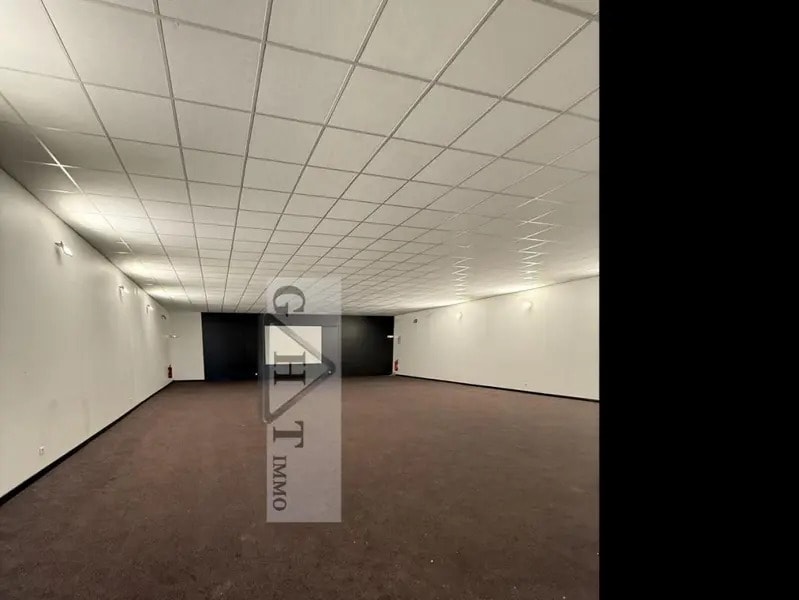 Retail in Saint-Denis for sale Interior Photo- Image 1 of 8
