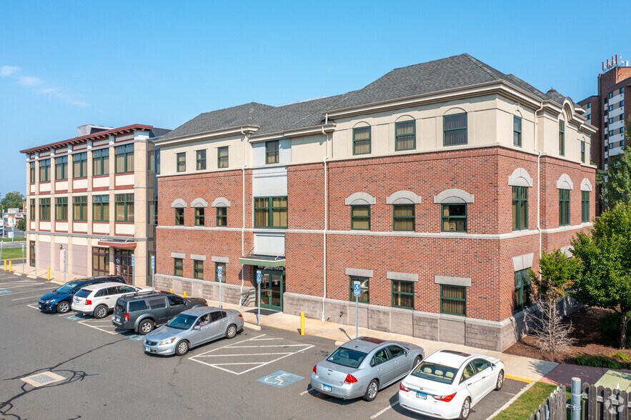 893 Main St, East Hartford, CT à louer - Photo du bâtiment - Image 3 de 17