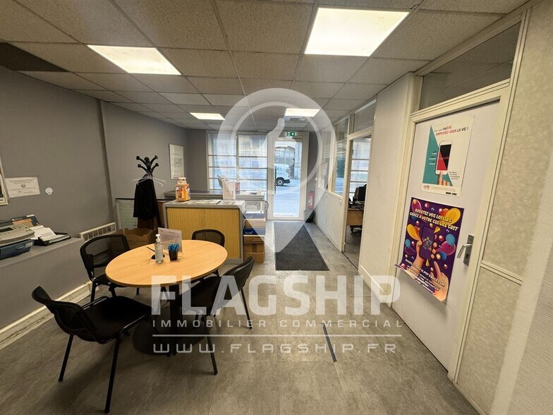 Retail in Paris for lease - Interior Photo - Image 2 of 9