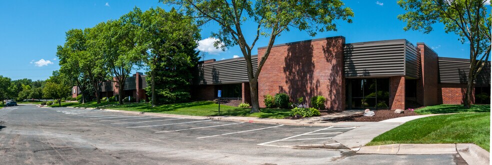 5900-5950 Clearwater Dr, Minnetonka, MN à louer - Photo du bâtiment - Image 2 de 13