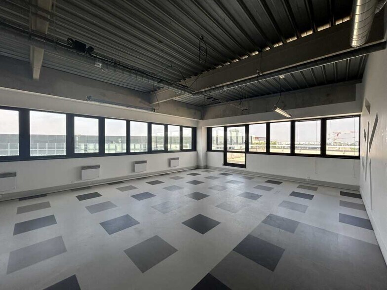 Office in Pantin for lease - Building Photo - Image 3 of 6