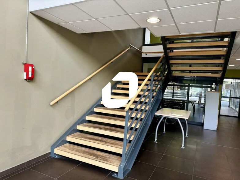 Office in Grenoble for lease - Building Photo - Image 3 of 13