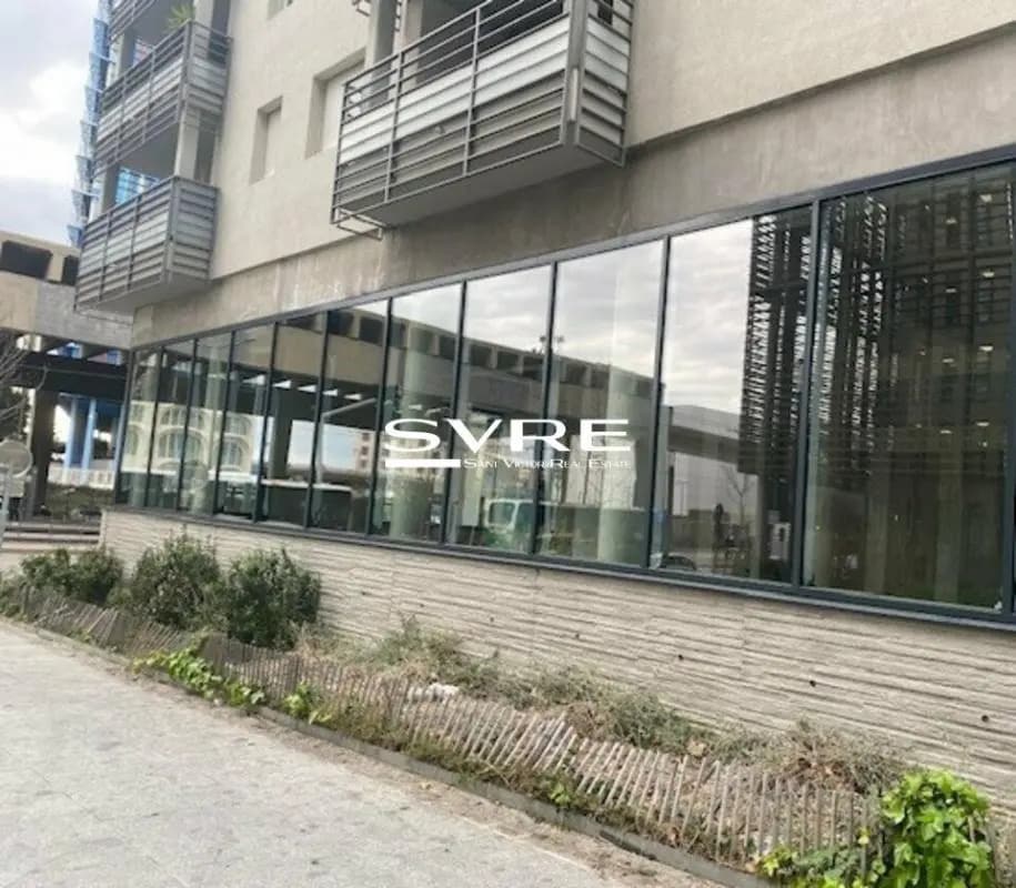 Retail in Marseille for lease Building Photo- Image 1 of 4