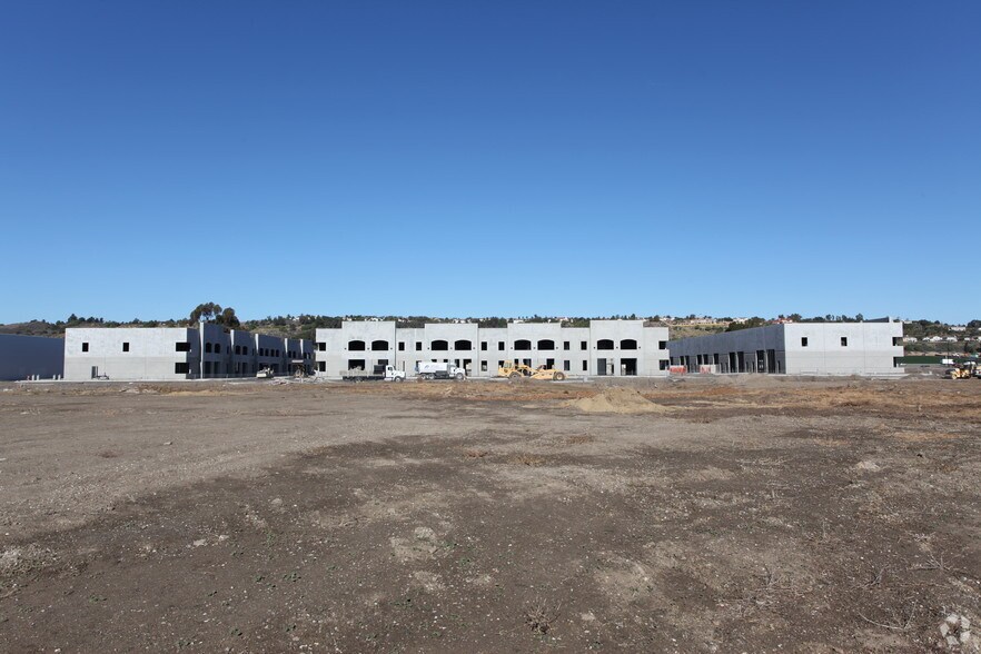 735 W Ventura Blvd, Camarillo, CA à louer - Photo du bâtiment - Image 2 de 3