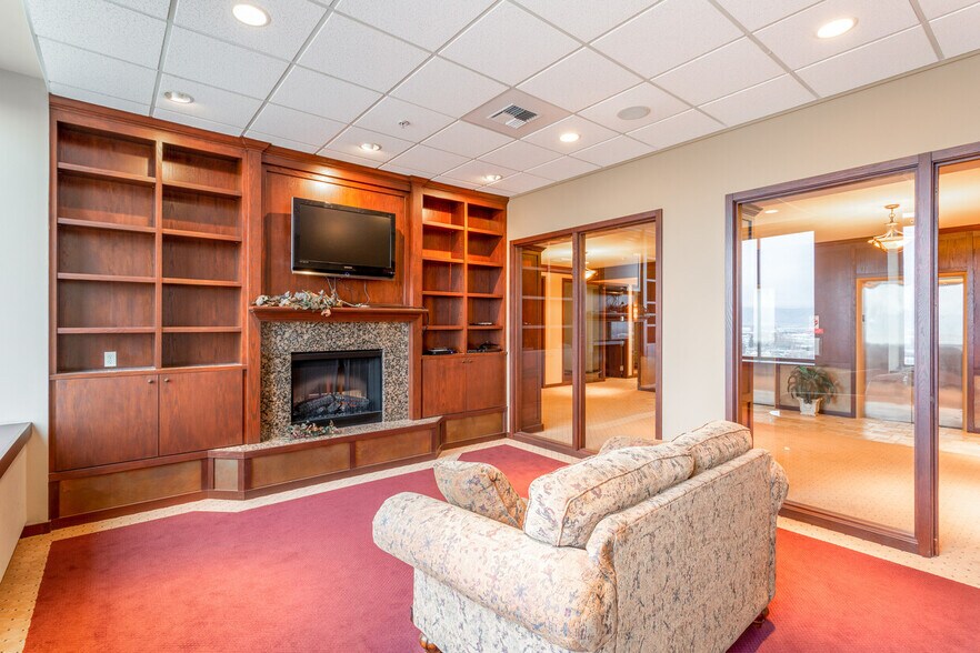 402 E Yakima Ave, Yakima, WA à louer - Photo du bâtiment - Image 3 de 11