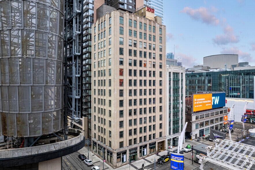 21 Dundas Sq, Toronto, ON à louer - Photo du bâtiment - Image 1 de 5