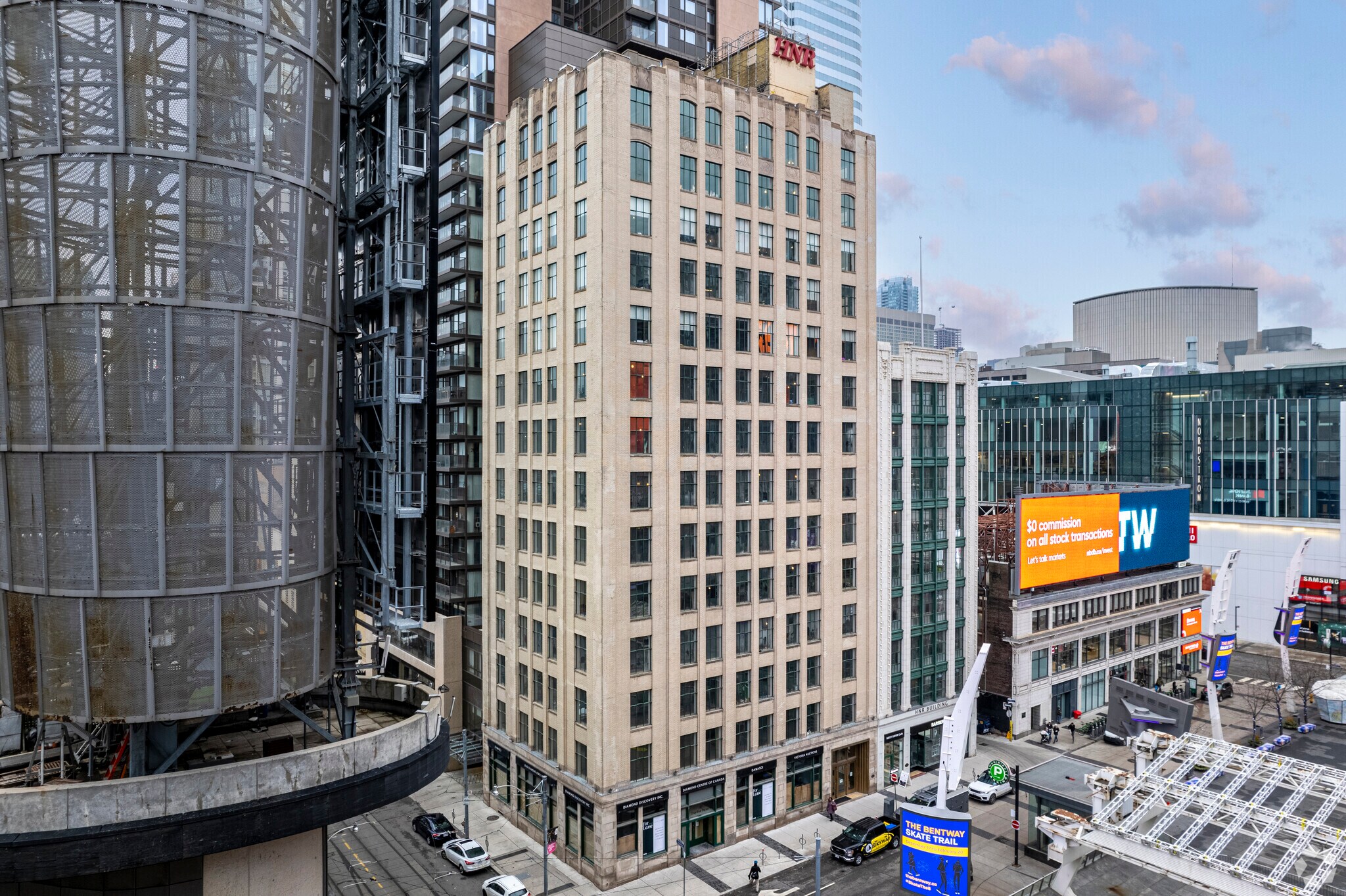 21 Dundas Sq, Toronto, ON à louer Photo du bâtiment- Image 1 de 6