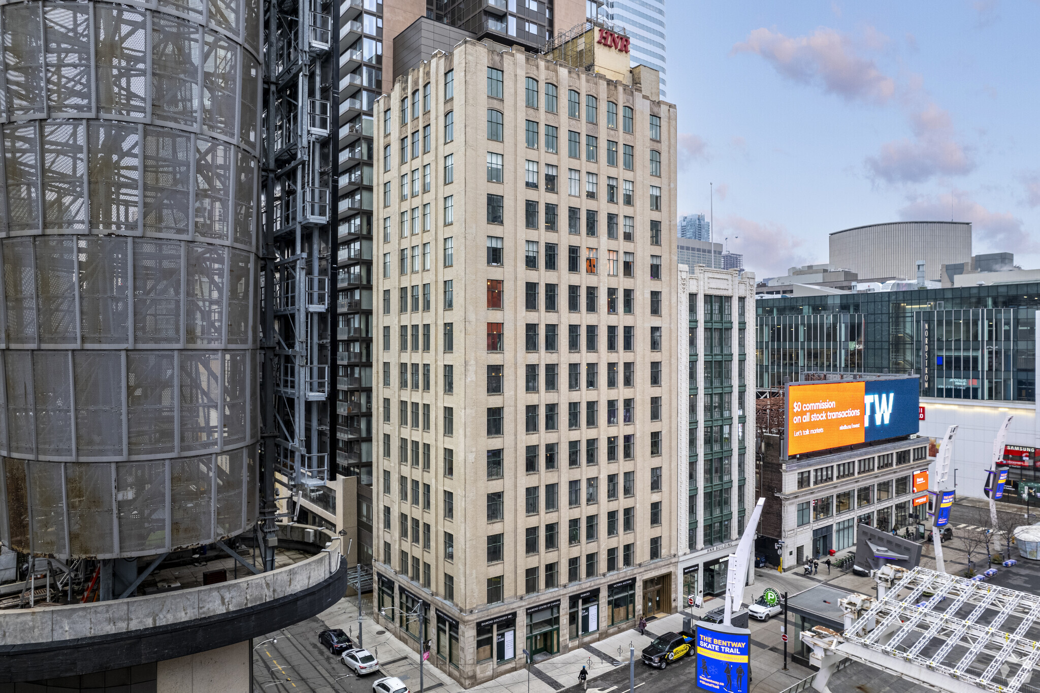 21 Dundas Sq, Toronto, ON for lease Primary Photo- Image 1 of 6