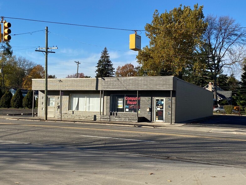 3125 Rochester Rd, Royal Oak, MI à louer - Photo du bâtiment - Image 2 de 4