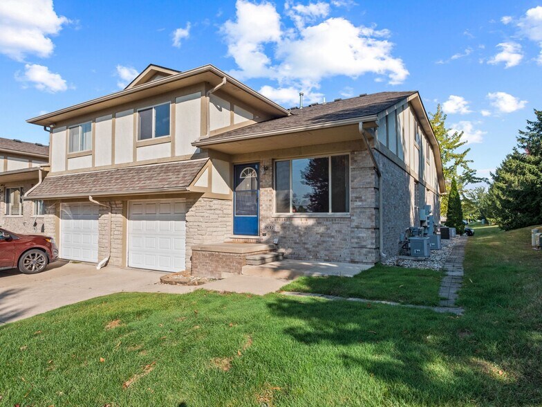 38227 Schoenherr Rd, Sterling Heights, MI à vendre - Photo du bâtiment - Image 2 de 14