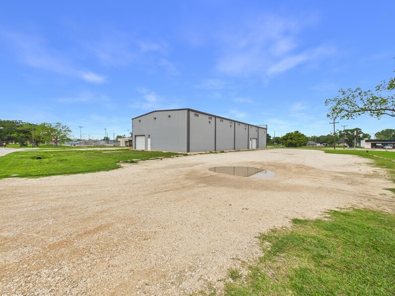 431 S 17th St, West Columbia, TX for lease - Building Photo - Image 2 of 30