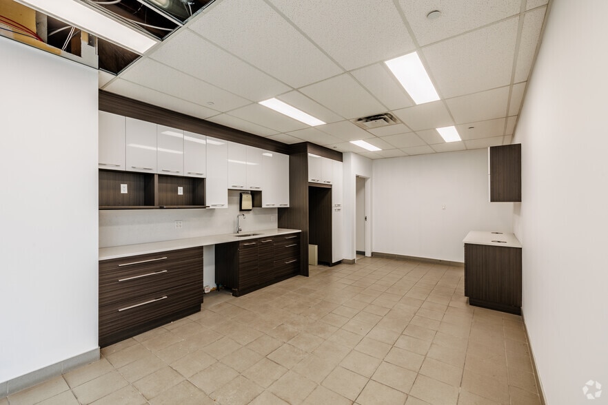 1660-1700 Boul Hymus, Dorval, QC for sale - Interior Photo - Image 3 of 37