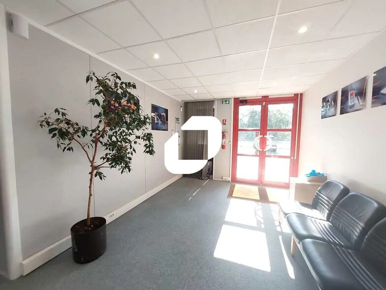 Flex in Trappes for lease - Building Photo - Image 1 of 10