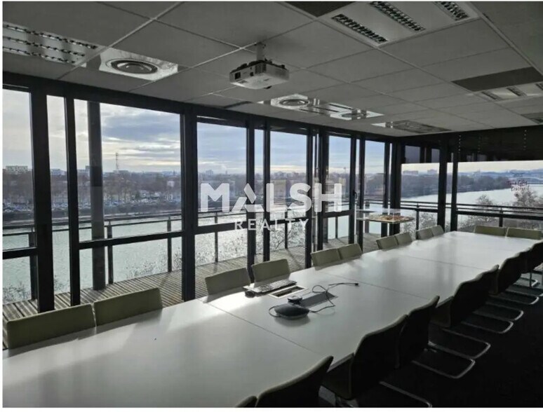 Bureau dans Lyon à vendre - Photo du bâtiment - Image 3 de 42