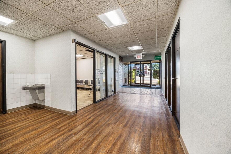 7000 W 111th St, Worth, IL for sale - Lobby - Image 3 of 43