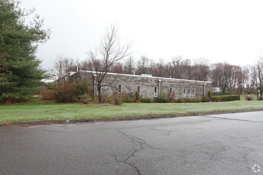 28 Britton Dr, Bloomfield, CT à vendre - Photo du bâtiment - Image 2 de 4