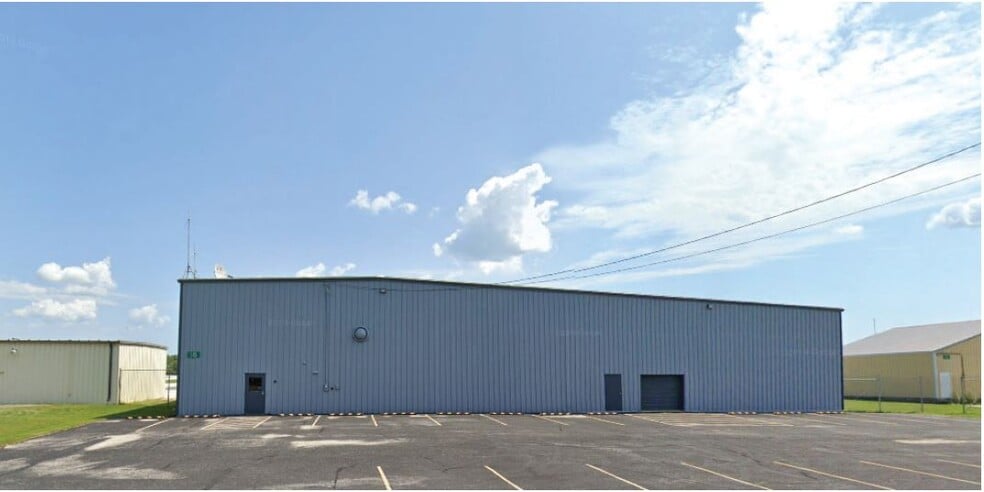 1645 Freedom Way, Manitowoc, WI à vendre - Photo du bâtiment - Image 2 de 9