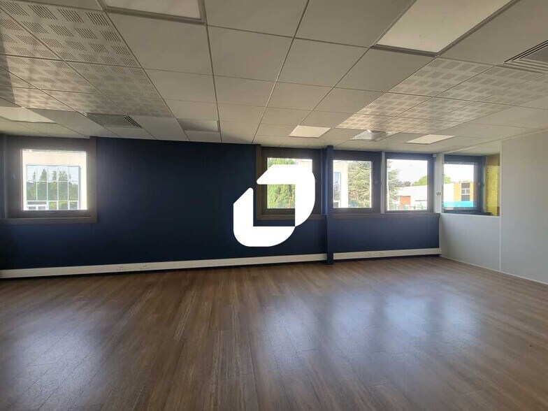Office in Villebon Sur Yvette for lease - Interior Photo - Image 3 of 10