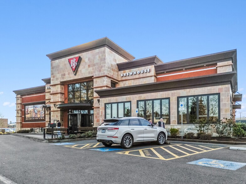 1080 Valley River Way, Eugene, OR à vendre - Photo du bâtiment - Image 3 de 8