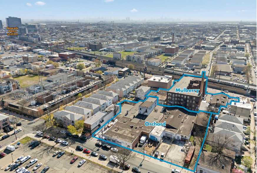 Mulberry & Orchard portfolio of 2 properties for sale on LoopNet.ca - Building Photo - Image 2 of 6