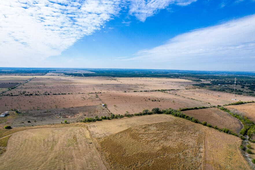 N Hwy 183, Briggs, TX à vendre - Photo du bâtiment - Image 2 de 7