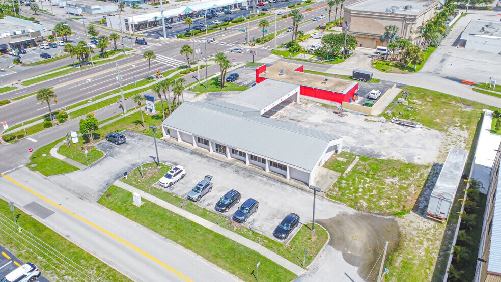 320 W Cocoa Beach Cswy, Cocoa Beach, FL à vendre - Photo du bâtiment - Image 2 de 27