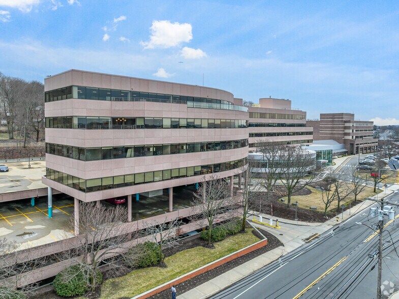1075 Main St, Waltham, MA à louer - Photo du bâtiment - Image 3 de 5