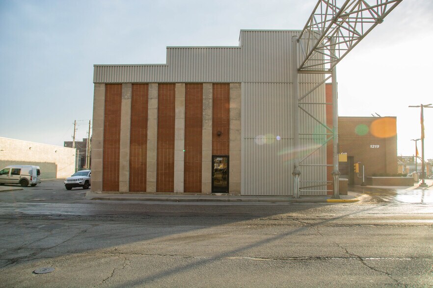 1225 N Meridian St, Indianapolis, IN à louer - Photo du bâtiment - Image 2 de 9