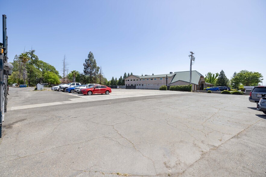 Auto Dealership Owner User/Redevelopment portfolio of 2 properties for sale on LoopNet.ca - Building Photo - Image 2 of 27