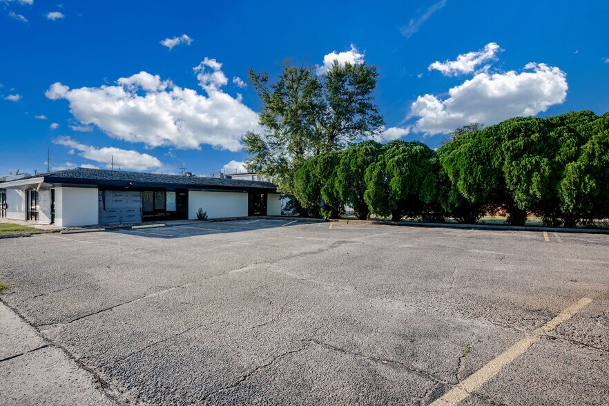 510 E 17th Ave, Hutchinson, KS for lease - Building Photo - Image 2 of 12