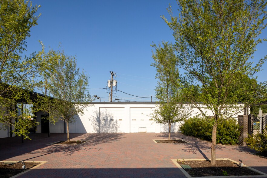 300 E Division St, Arlington, TX à louer - Photo du bâtiment - Image 3 de 11
