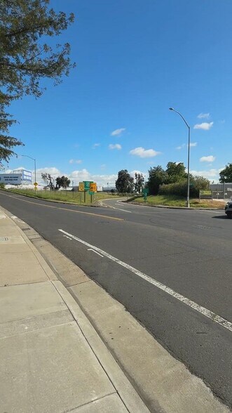 1805 Tribute Rd, Sacramento, CA à louer - Vidéo sur l’inscription commerciale - Image 2 de 11