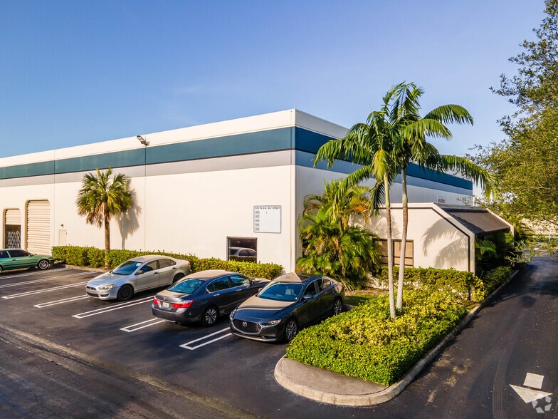 1570-1578 NW 165th St, Miami, FL for lease - Primary Photo - Image 1 of 4