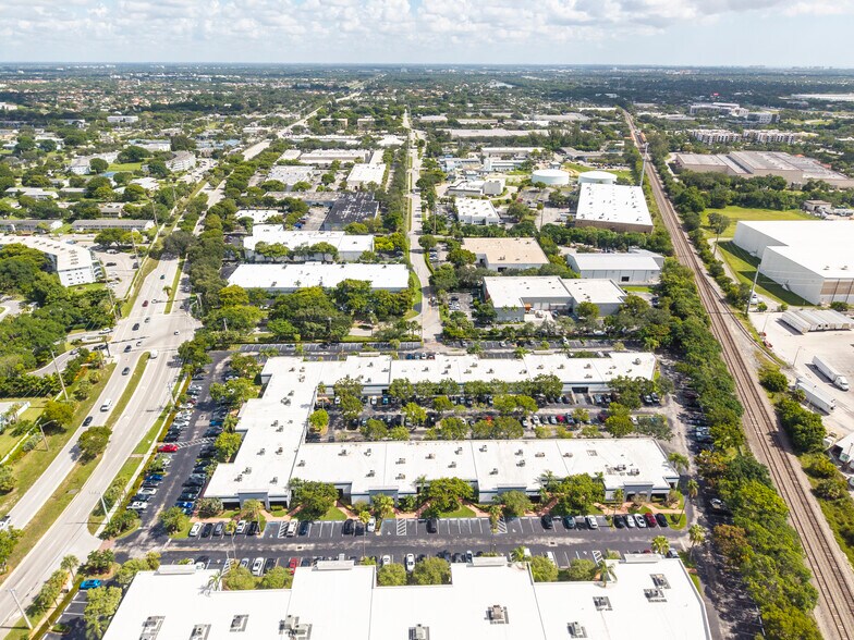 602 S Military Trl, Deerfield Beach, FL à louer - Photo du bâtiment - Image 3 de 26