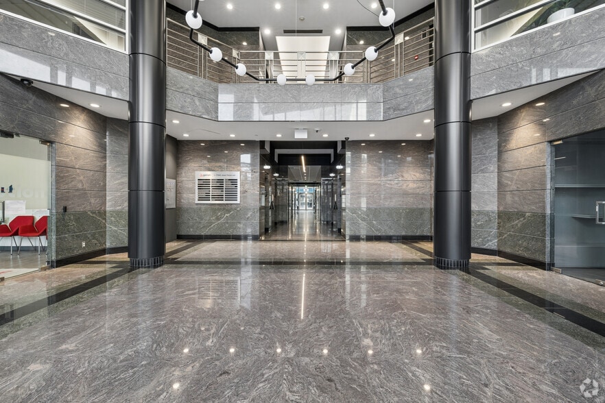 7100 Rue Jean-Talon E, Montréal, QC for lease - Lobby - Image 2 of 8