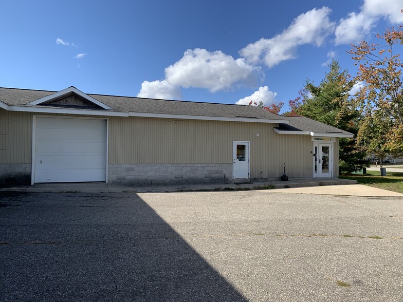 876 Robinwood Ct, Traverse City, MI for sale - Building Photo - Image 2 of 24