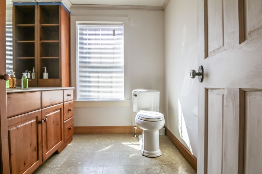 103 E River Rd, Rumson, NJ à louer - Photo du bâtiment - Image 3 de 4