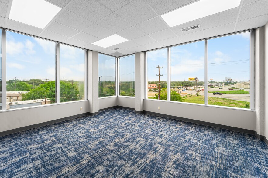 1800 NE Loop 410, San Antonio, TX à louer - Photo du bâtiment - Image 3 de 23