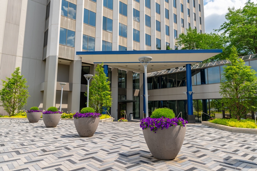 755 W Big Beaver Rd, Troy, MI for lease - Building Photo - Image 3 of 10