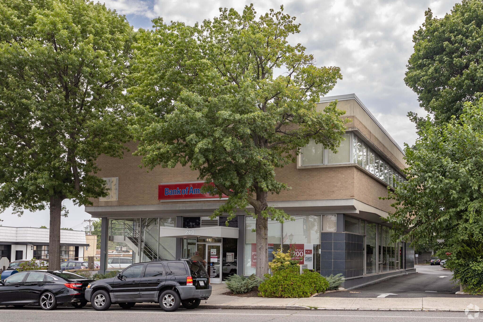 240 Plandome Rd, Manhasset, NY à louer Photo principale- Image 1 de 20