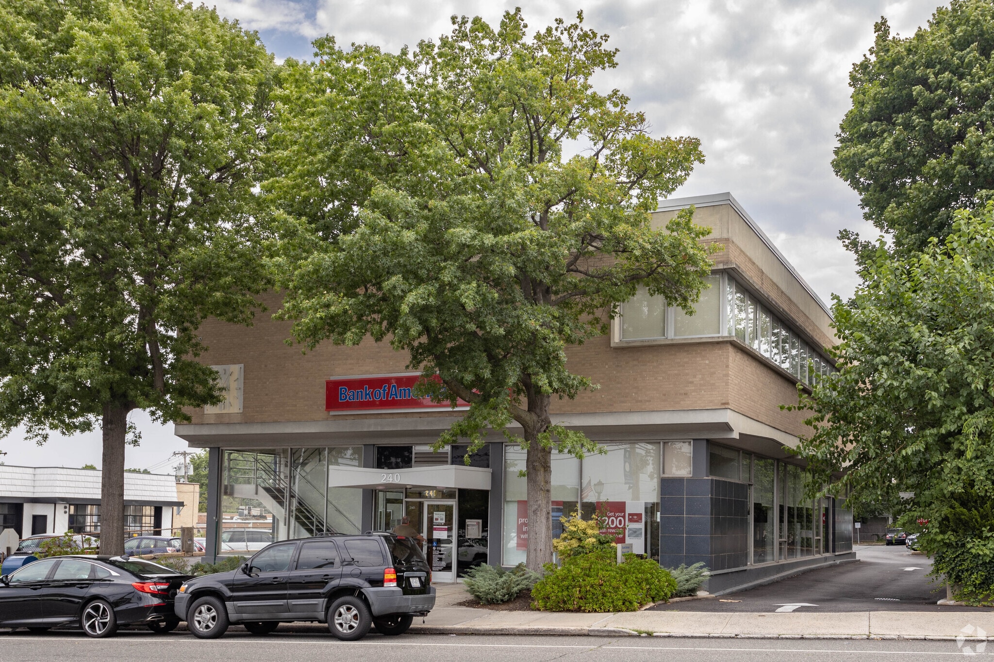 240 Plandome Rd, Manhasset, NY for lease Primary Photo- Image 1 of 20