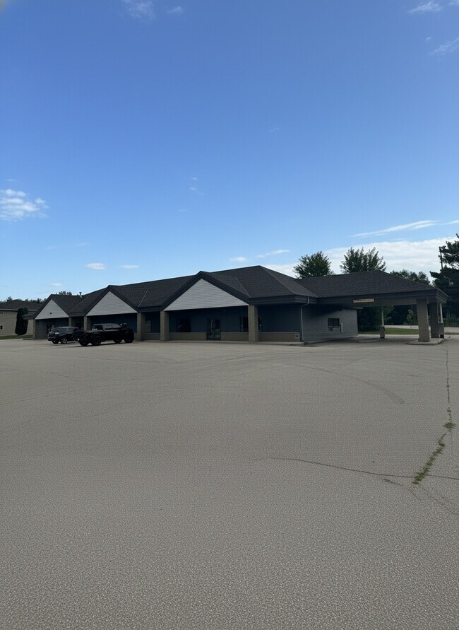Plus de détails pour 200 Golfview Rd, Cecil, WI - Bureau/Commerce de détail à louer