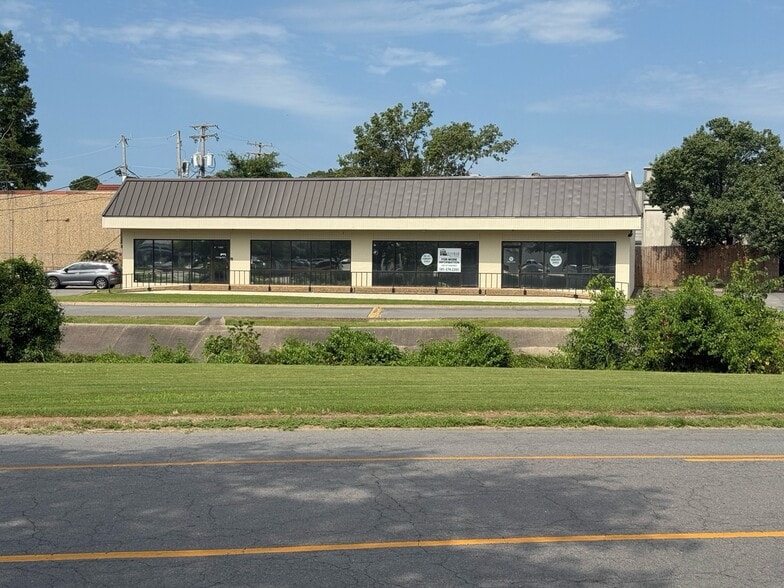 1604 Merrill Dr, Little Rock, AR à louer - Photo du bâtiment - Image 2 de 5
