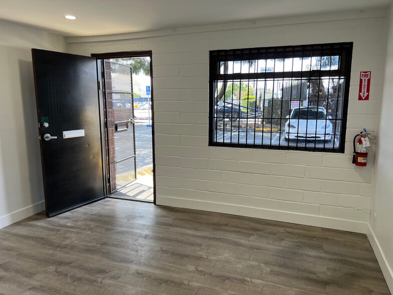 7411 Laurel Canyon Blvd, North Hollywood, CA for lease - Building Photo - Image 3 of 9
