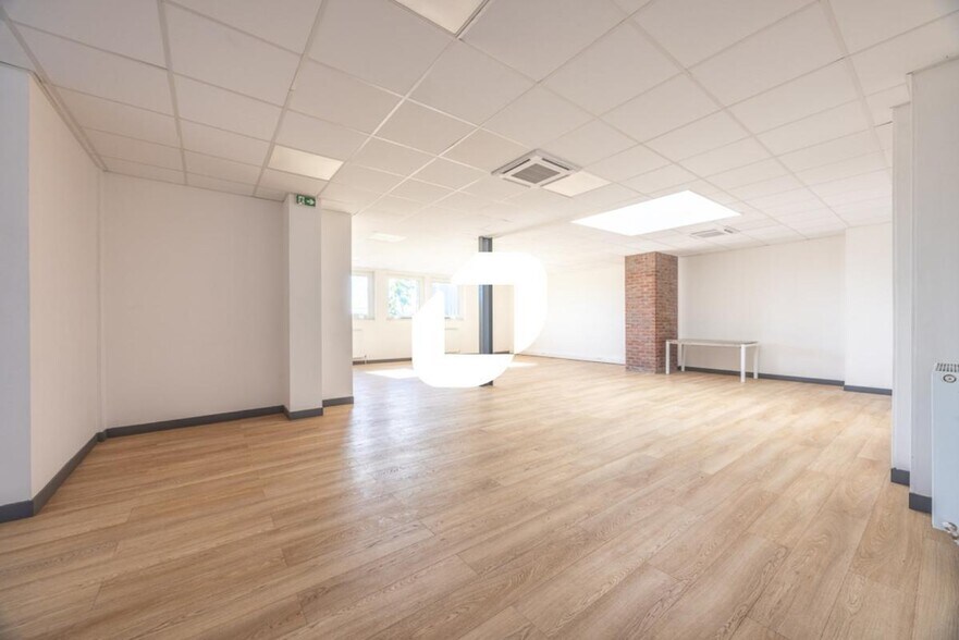 Bureau dans Vaux-le-Pénil à vendre - Photo intérieure - Image 2 de 16