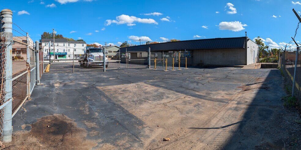 1122 Charles St, North Providence, RI à vendre - Photo du bâtiment - Image 3 de 14